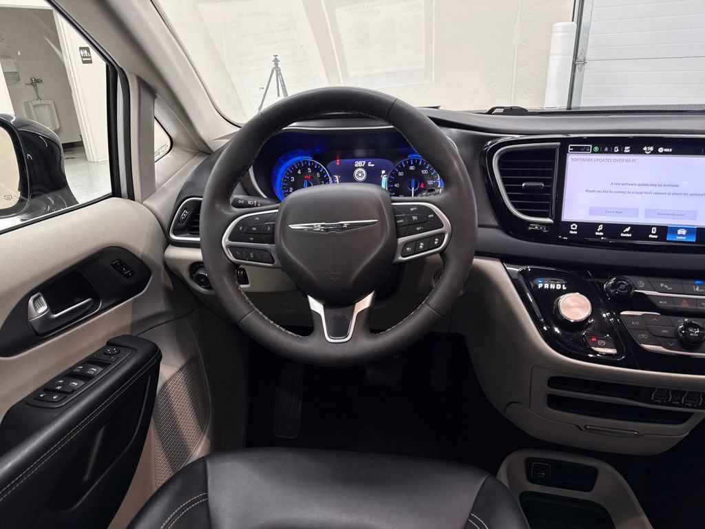 Used 2024 Chrysler Pacifica Touring-L image 14