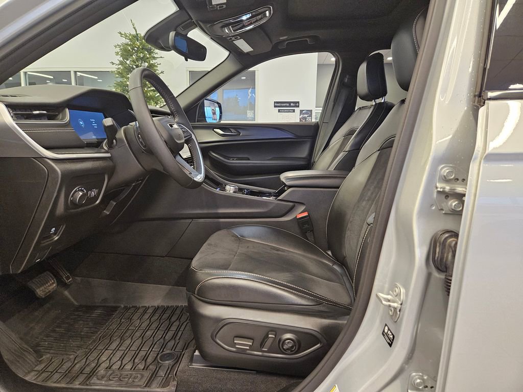 Used 2023 Jeep Grand Cherokee L Laredo image 15