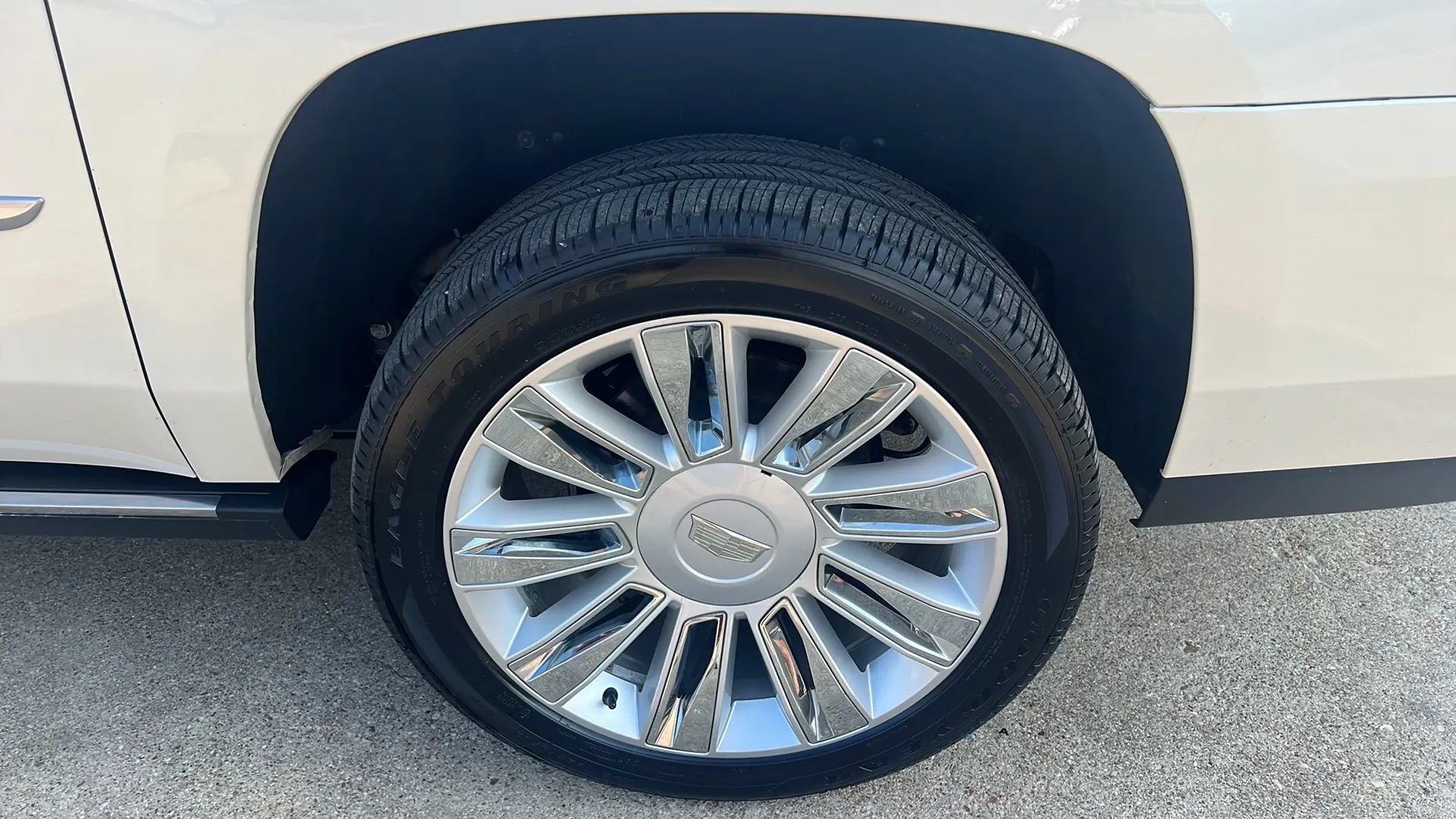 Used 2015 Cadillac Escalade ESV Platinum AWD/4WD image 17