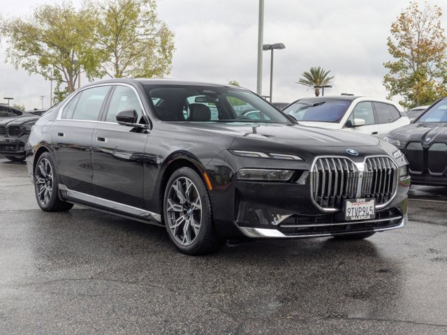 Used 2025 BMW i7 eDrive50 w/ Premium Package image 3