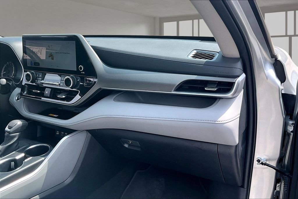 Used 2023 Toyota Highlander XLE image 26