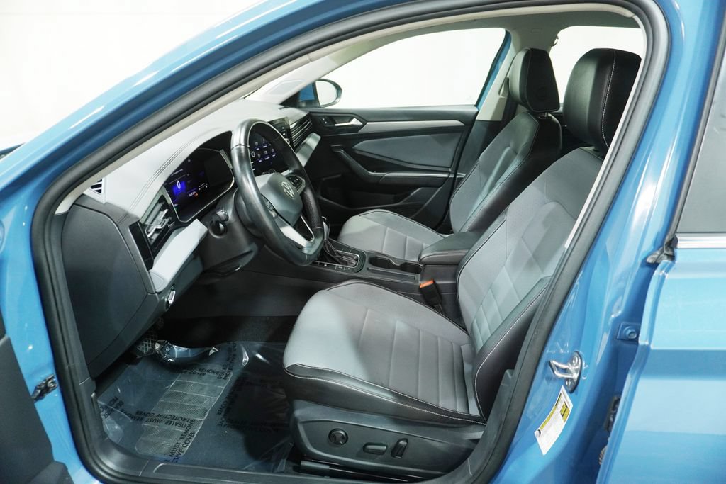 Used 2025 Volkswagen Jetta SE FWD image 8