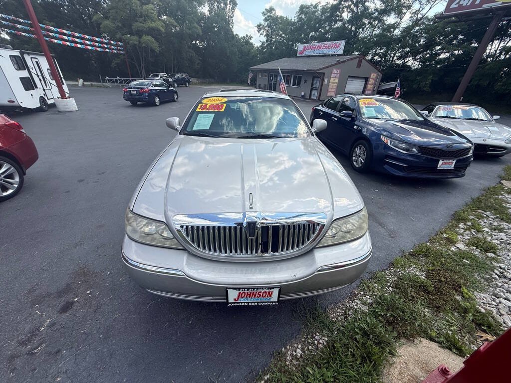 Used 2004 Lincoln Town Car Ultimate RWD image 3