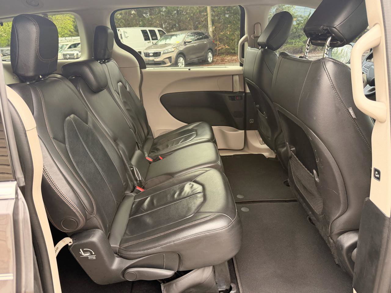 Used 2017 Chrysler Pacifica Touring-L FWD image 29