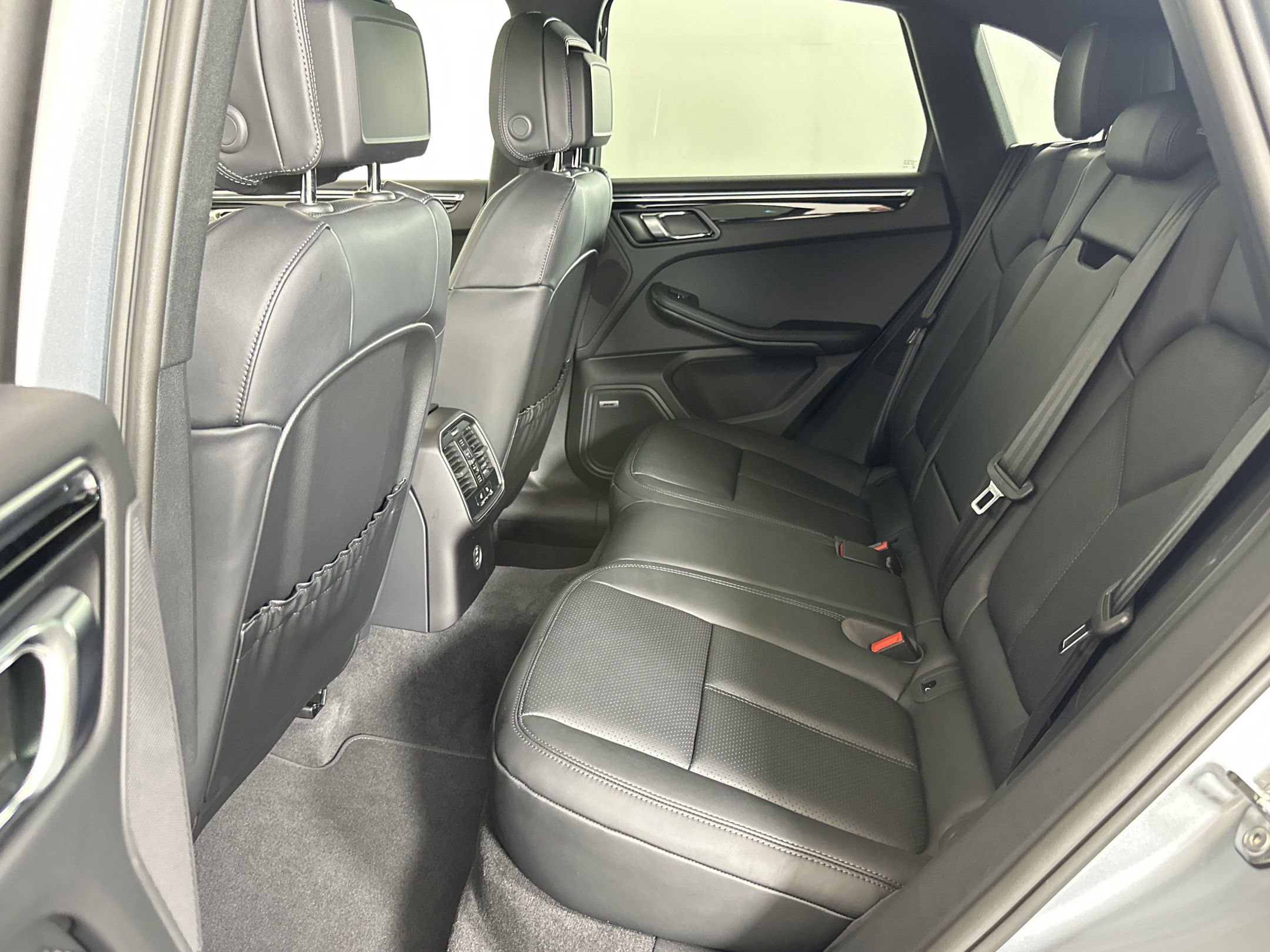 Certified 2025 Porsche Macan image 17