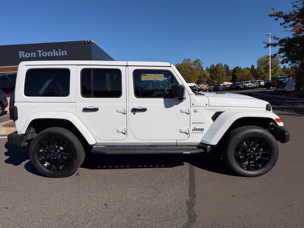 Used 2024 Jeep Wrangler Unlimited Sahara w/ Technology Group AWD/4WD image 8