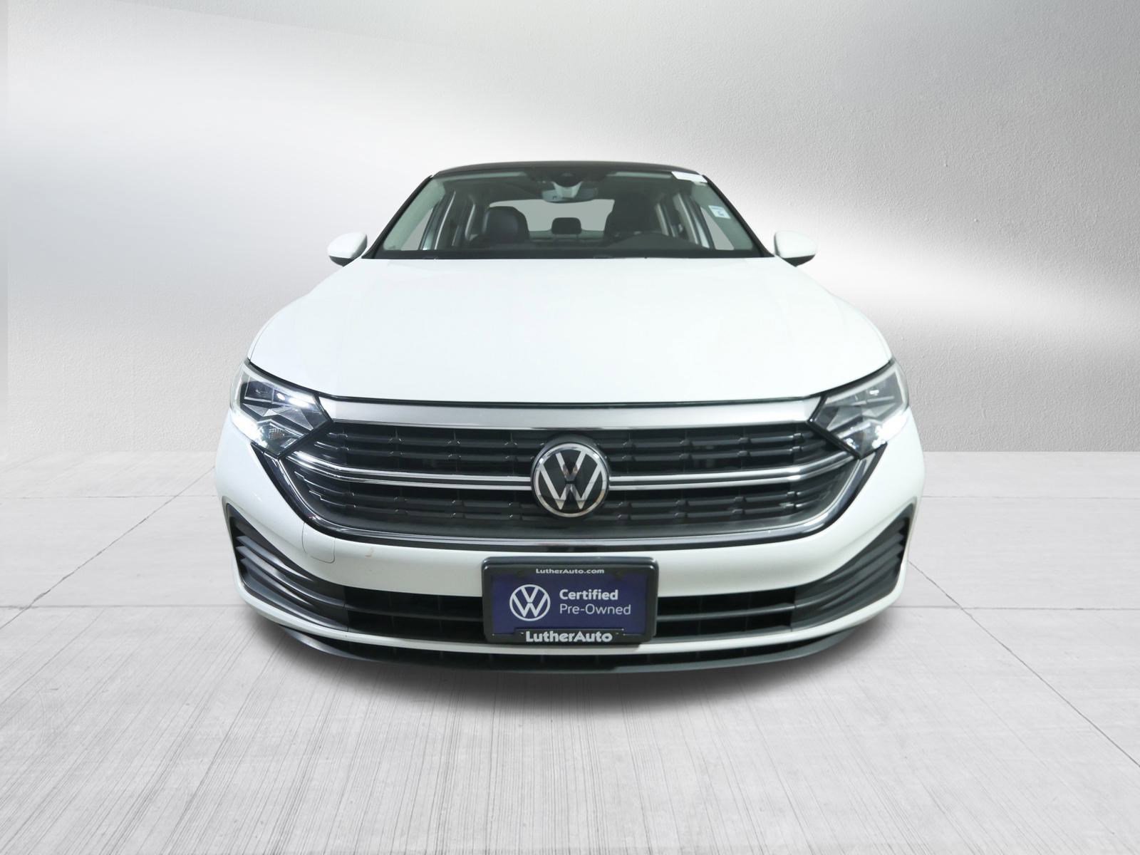 Certified 2022 Volkswagen Jetta SE w/ Panoramic Sunroof Package image 2