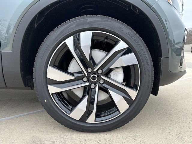 New 2026 Volvo XC40 B5 Plus w/ Climate Package image 9