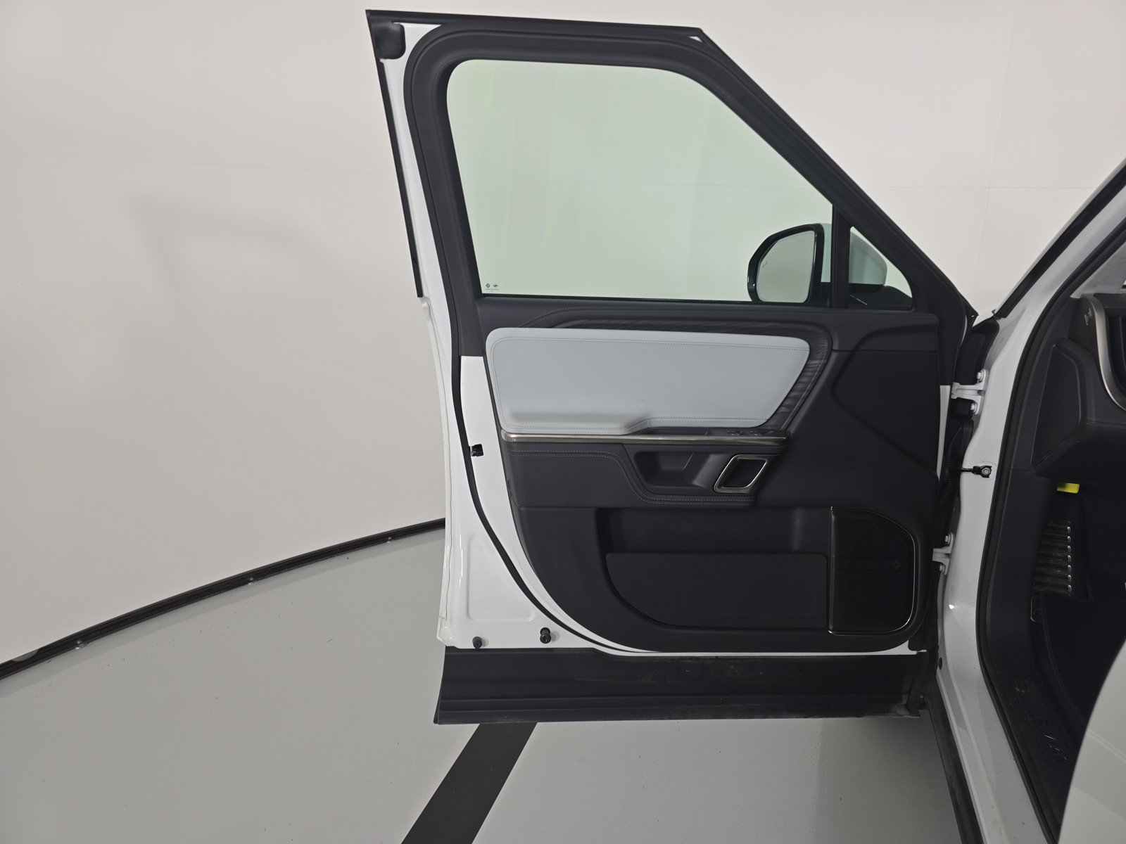 Used 2023 Rivian R1S Adventure AWD/4WD image 16