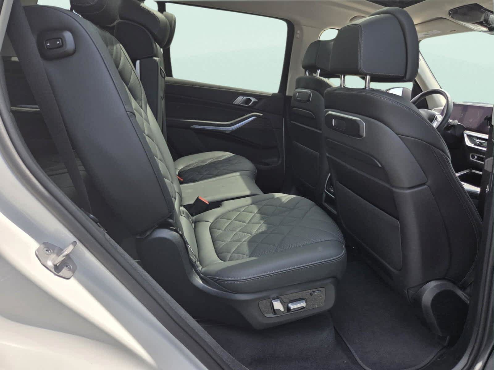 Used 2024 BMW X7 xDrive40i w/ Parking Assistance Package AWD/4WD image 21