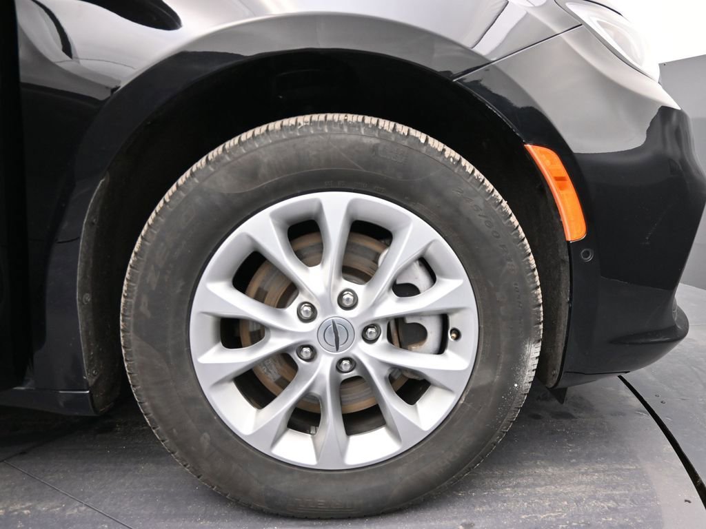 Used 2025 Chrysler Pacifica Select image 39