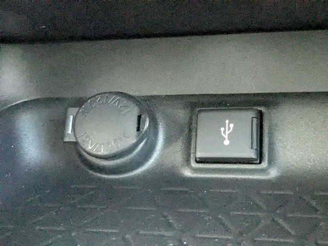 Used 2021 Toyota RAV4 XLE w/ Convenience Package FWD image 25