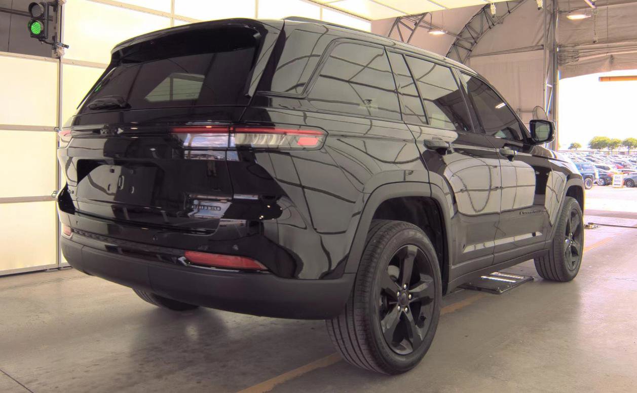 Used 2024 Jeep Grand Cherokee Limited w/ Black Appearance Package image 3