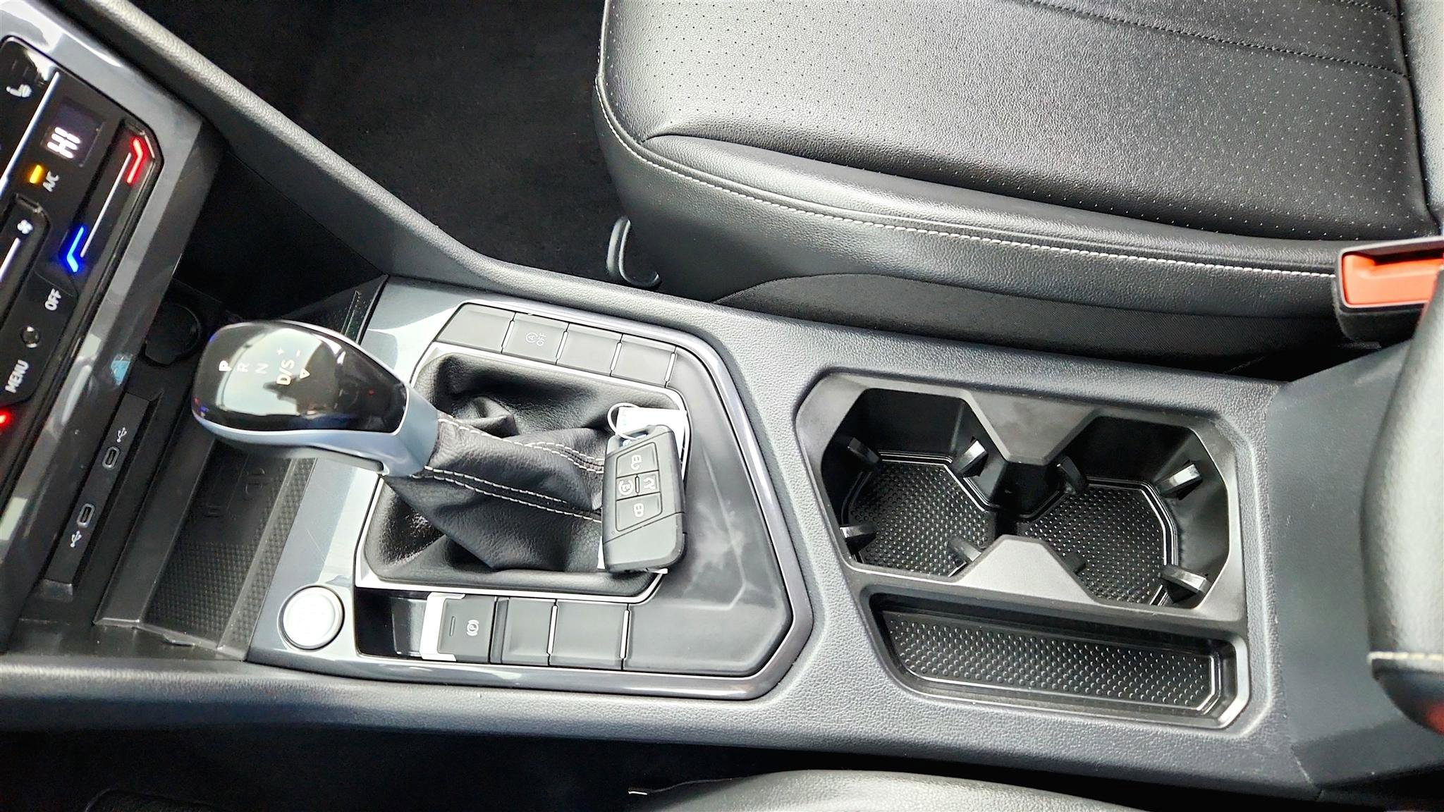 Used 2024 Volkswagen Tiguan SE image 32