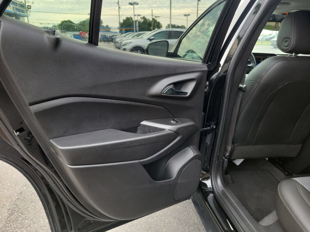 Used 2025 Chevrolet Trax LT FWD image 18