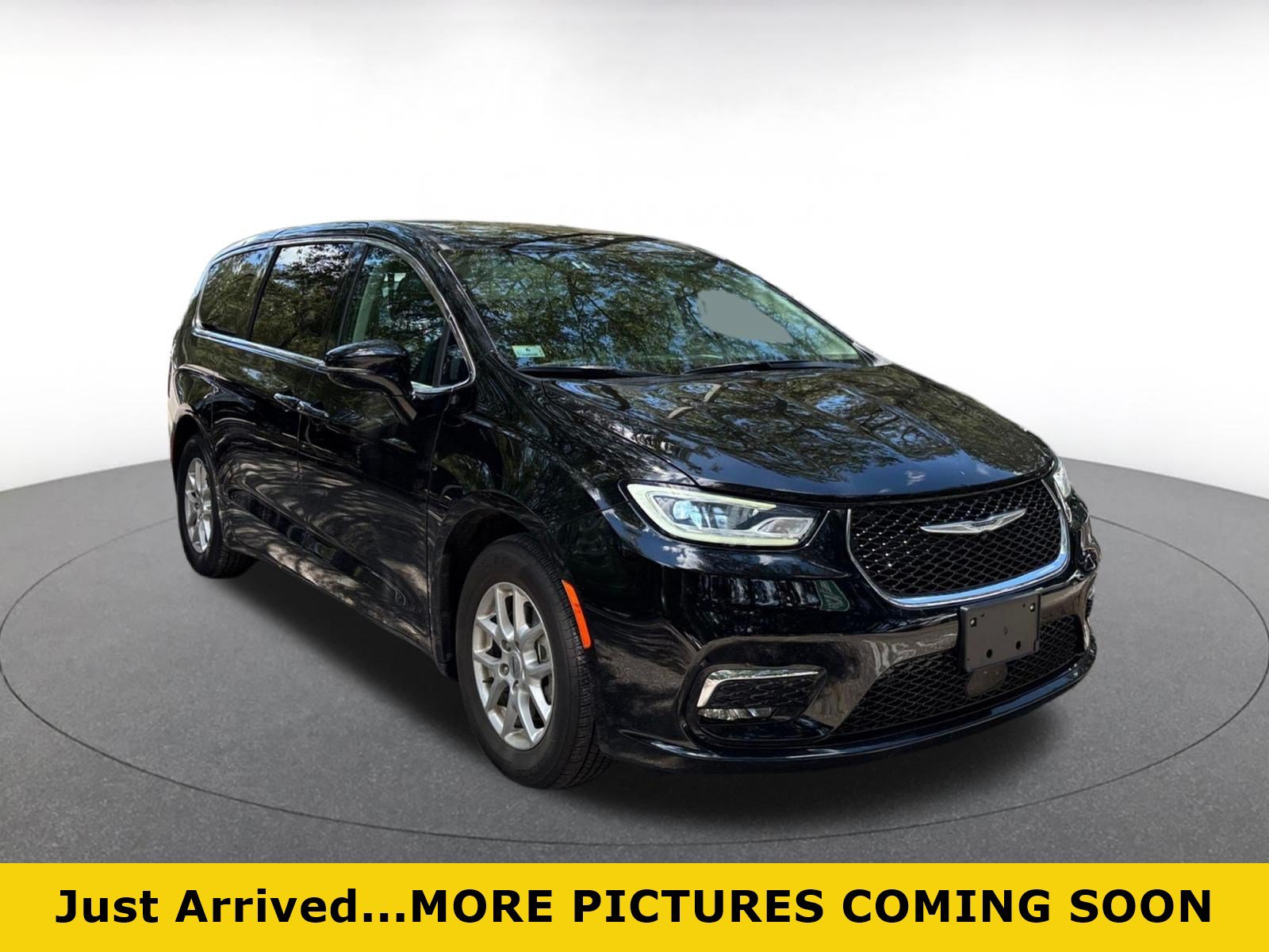 Used 2024 Chrysler Pacifica Touring-L