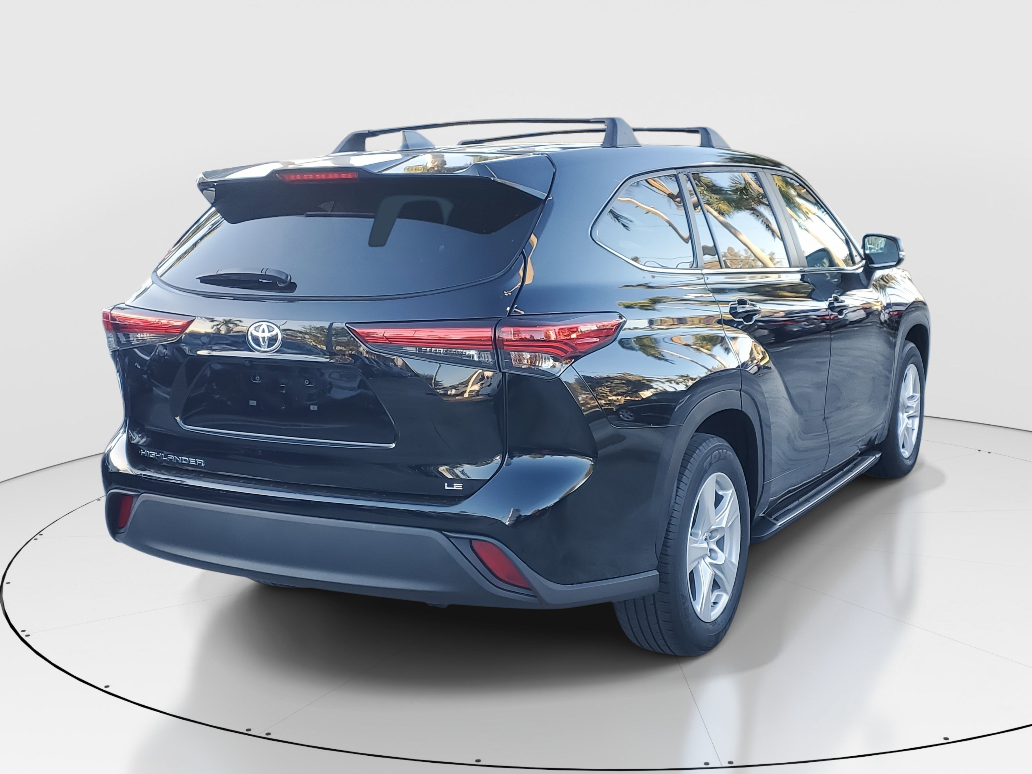 Used 2023 Toyota Highlander LE image 3