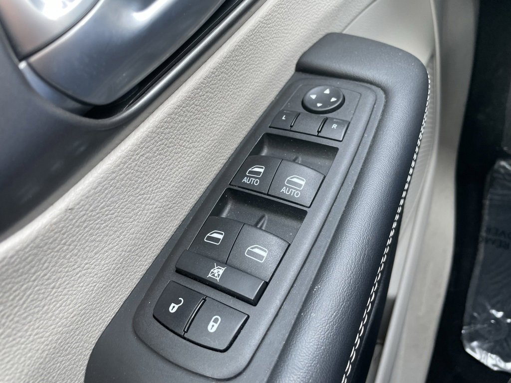 Used 2024 Chrysler Pacifica Select image 25