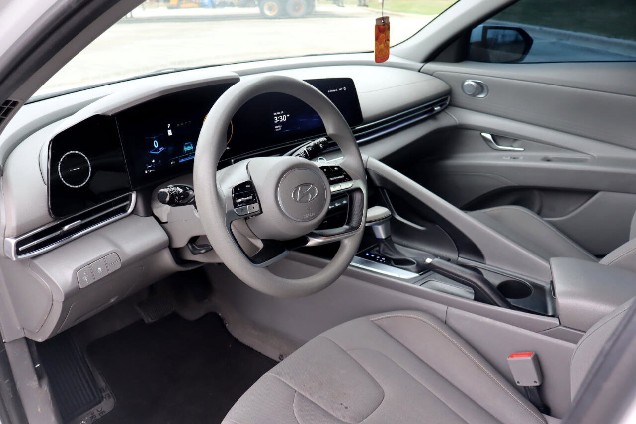 Used 2024 Hyundai Elantra SEL image 18