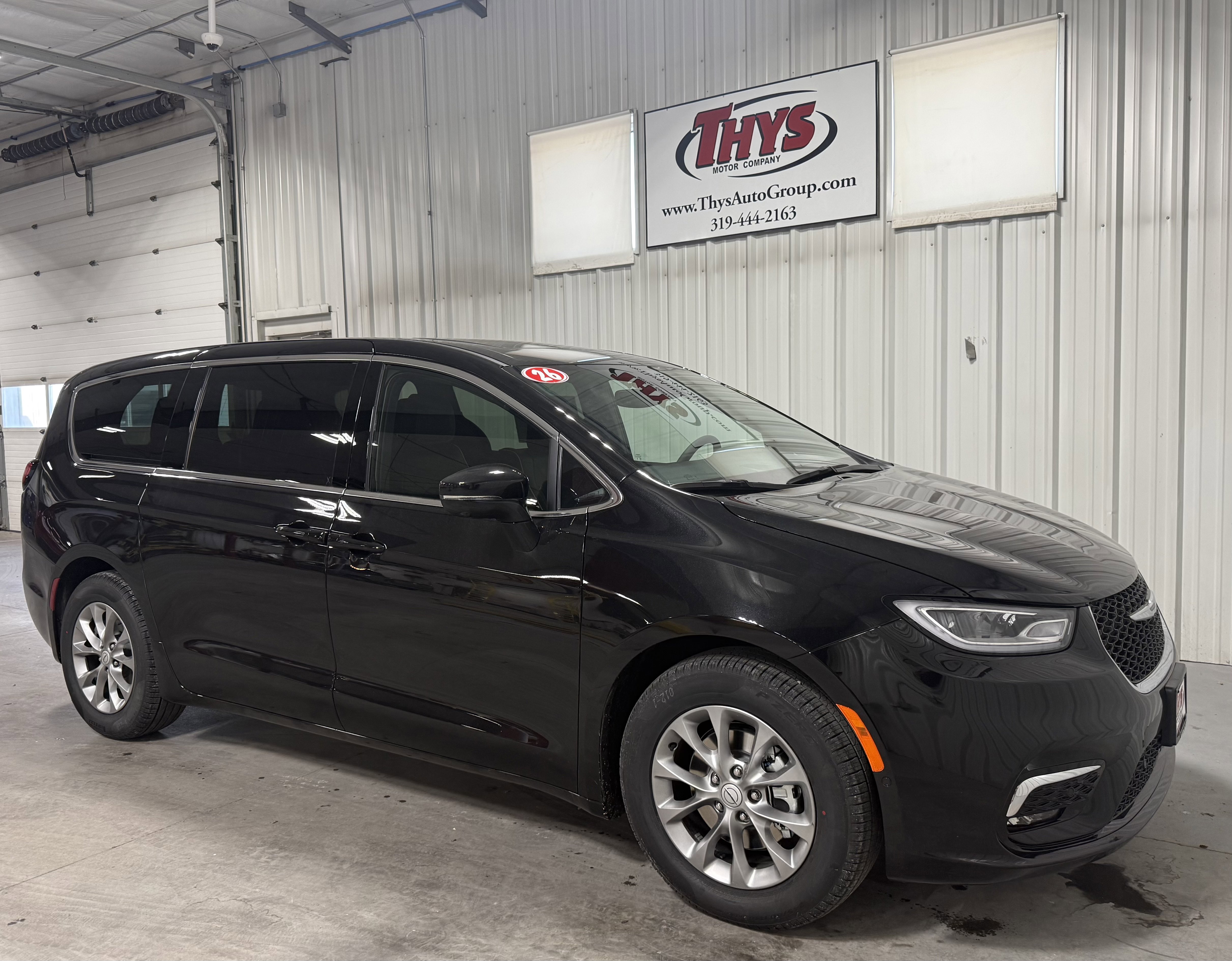 New 2026 Chrysler Pacifica Limited w/ Uconnect Theater Family Group