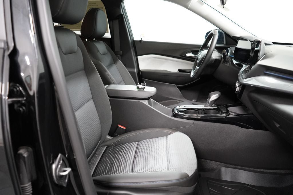 Used 2024 Chevrolet Trax LT w/ Sunroof Package FWD image 22