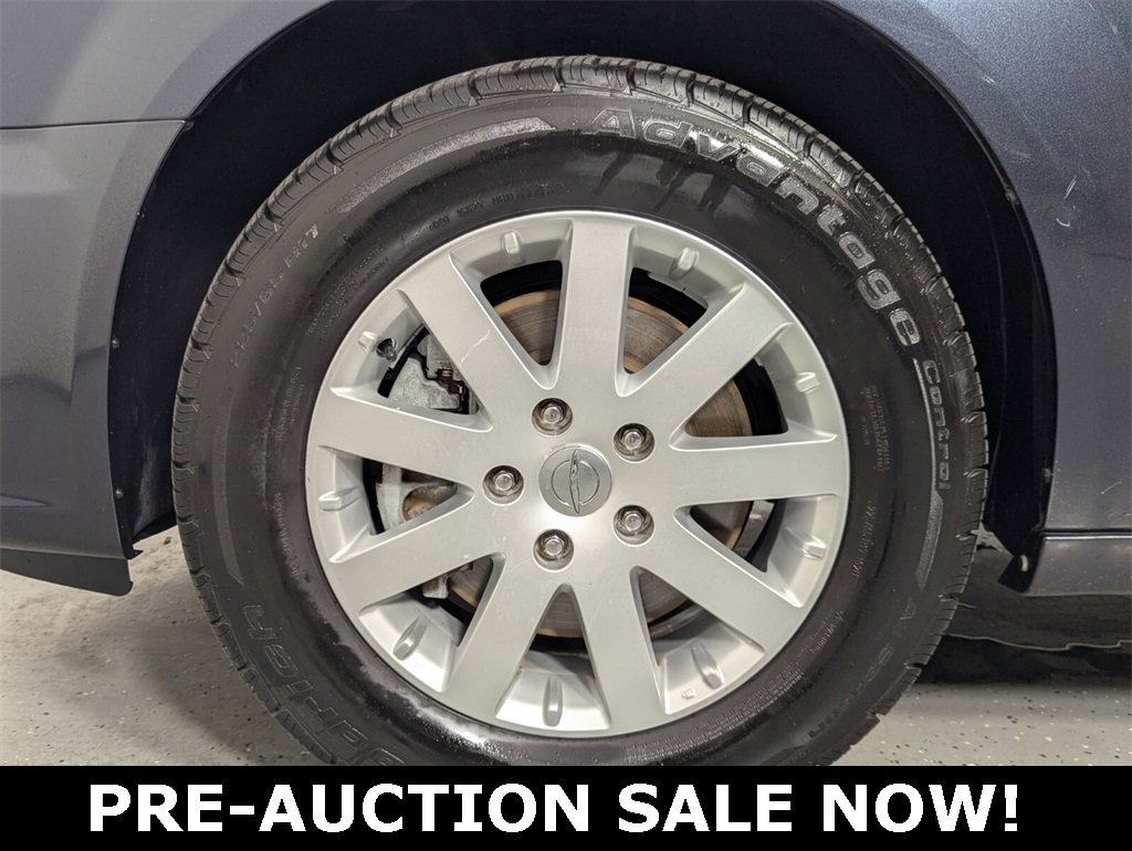 Used 2014 Chrysler Town & Country Touring image 9