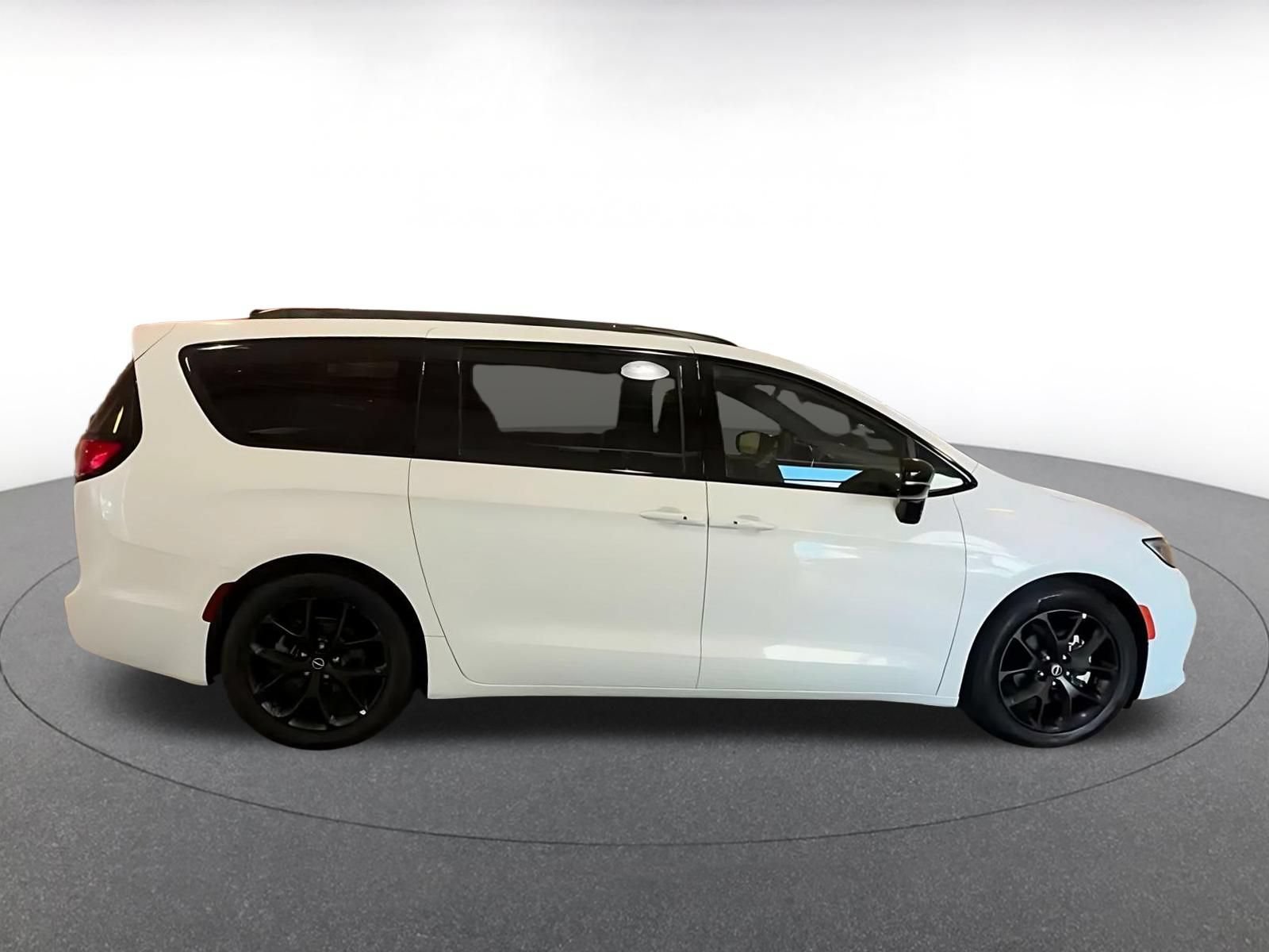 Used 2025 Chrysler Pacifica Limited FWD image 15