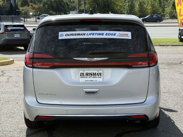 Used 2024 Chrysler Pacifica Touring-L FWD image 4
