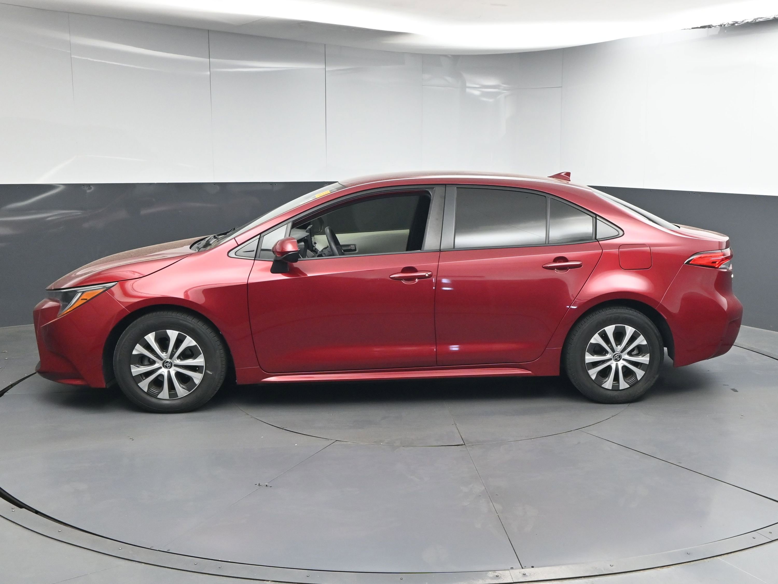 Used 2022 Toyota Corolla LE FWD image 5