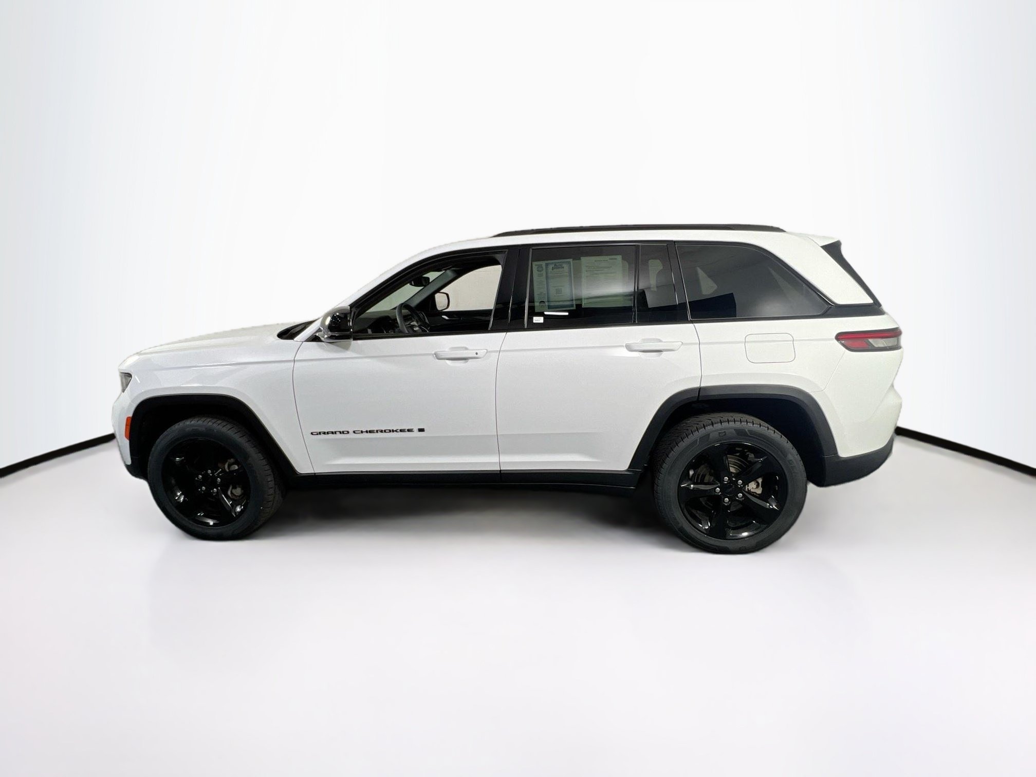 Used 2023 Jeep Grand Cherokee Altitude AWD/4WD image 8