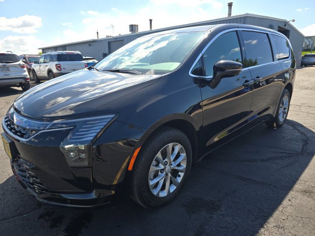 New 2027 Chrysler Pacifica Select AWD/4WD image 3