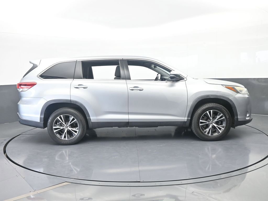 Used 2019 Toyota Highlander LE FWD image 7