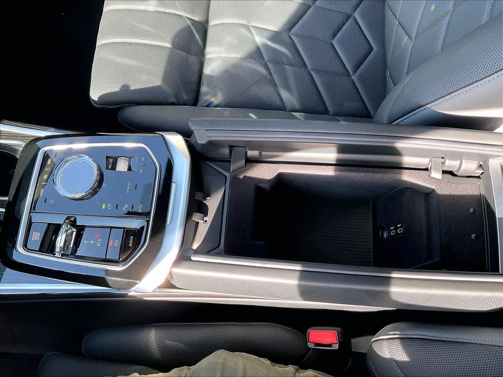 Used 2025 BMW 750e xDrive AWD/4WD image 34