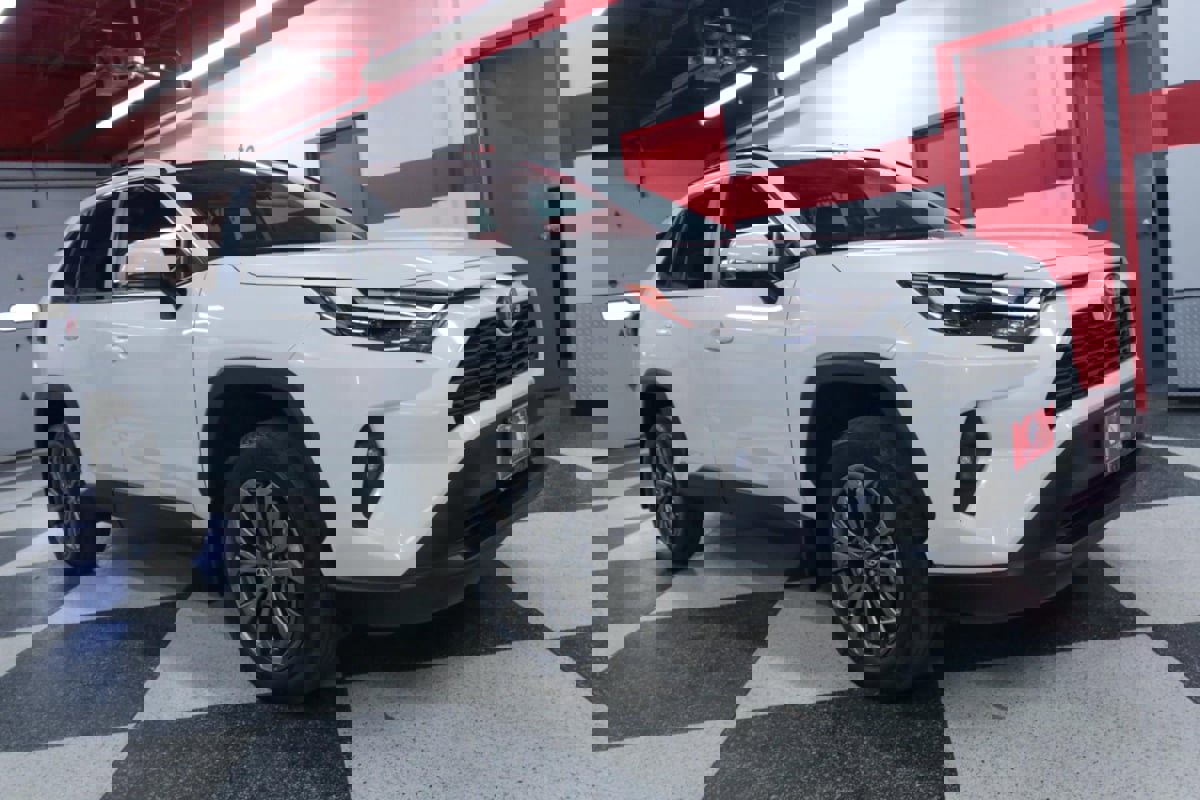 Used 2022 Toyota RAV4 XLE Premium image 2