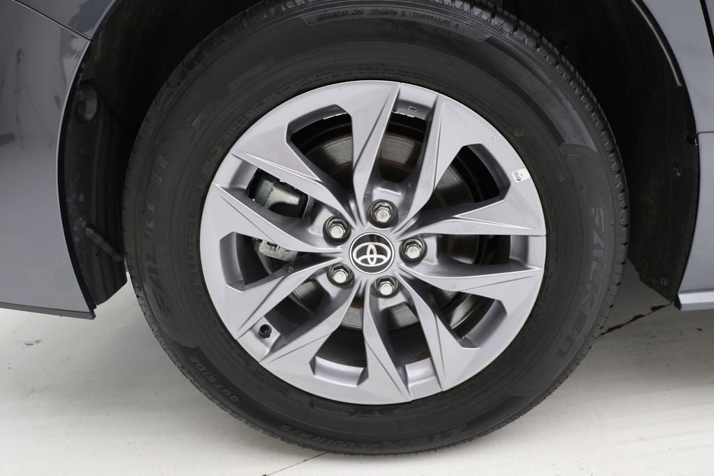 Used 2025 Toyota Sienna XLE FWD image 9