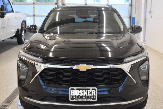 Used 2025 Chevrolet Trax LT FWD image 3