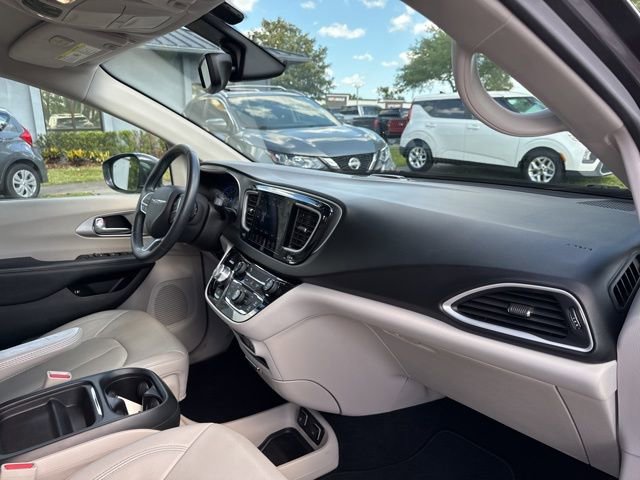Used 2018 Chrysler Pacifica Touring-L FWD image 10