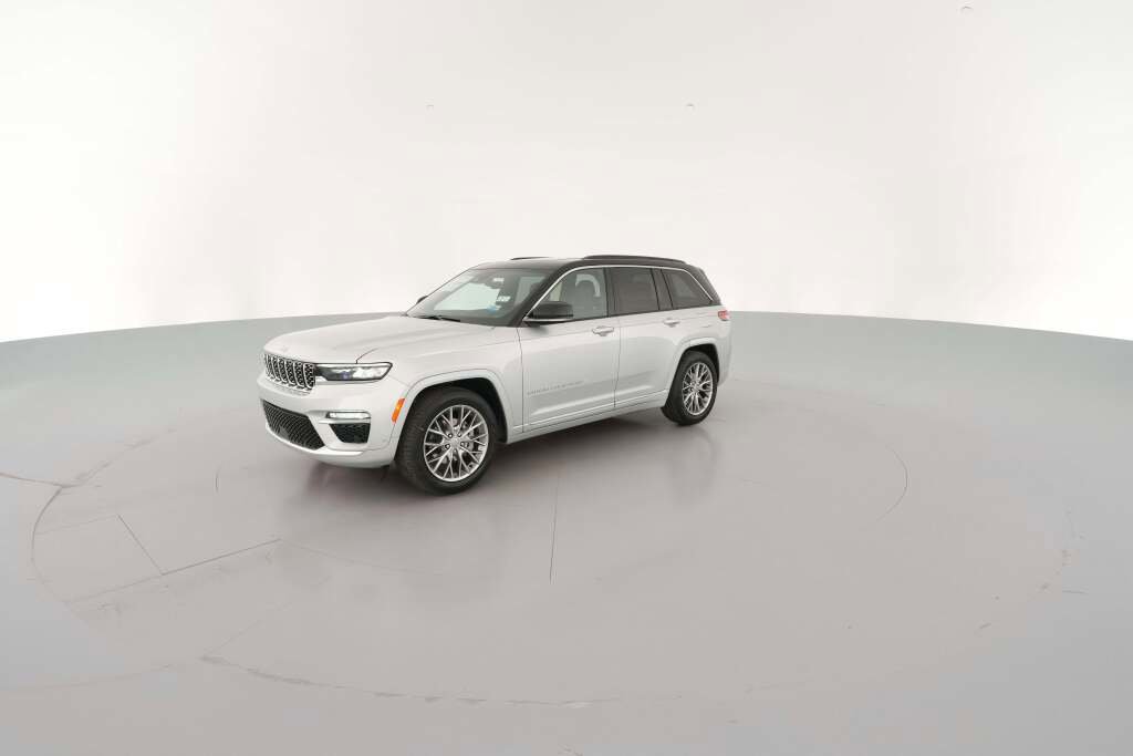 New 2025 Jeep Grand Cherokee Summit w/ Luxury Tech Group V image 4