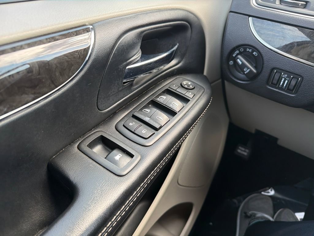 Used 2016 Chrysler Town & Country Touring image 12