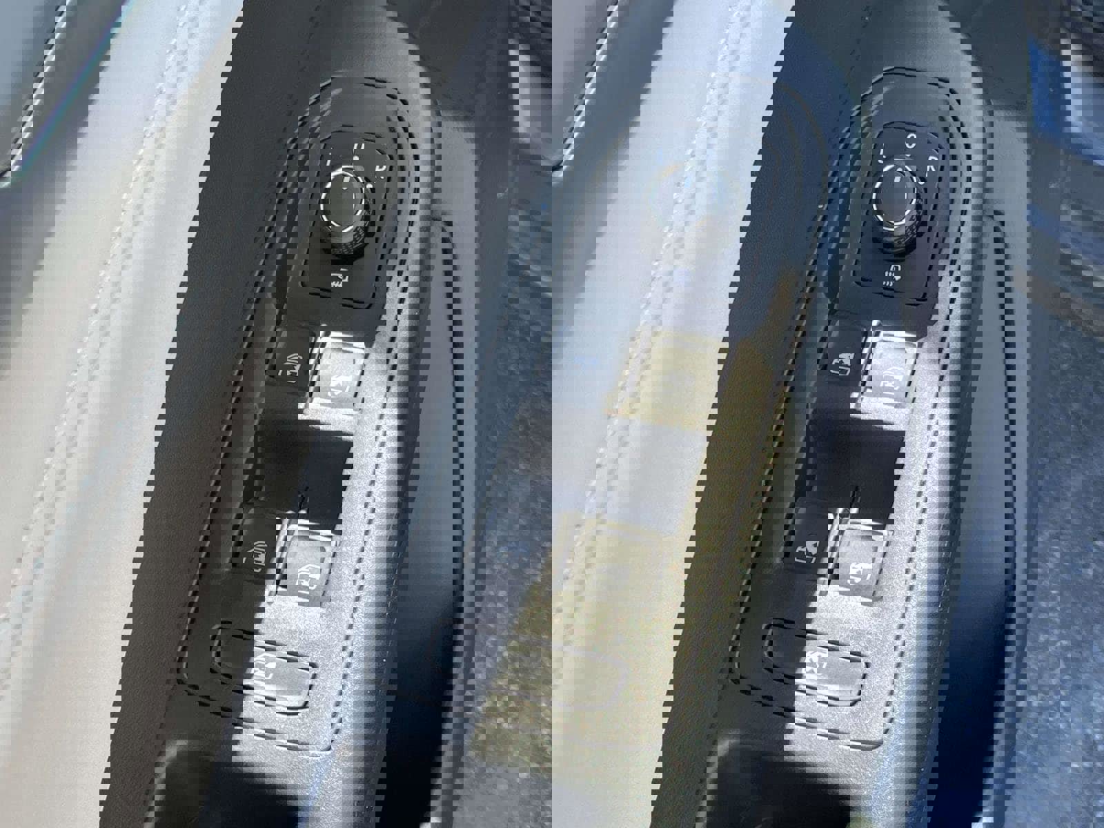 Used 2025 Volkswagen Taos SE w/ Panoramic Sunroof Package FWD image 15