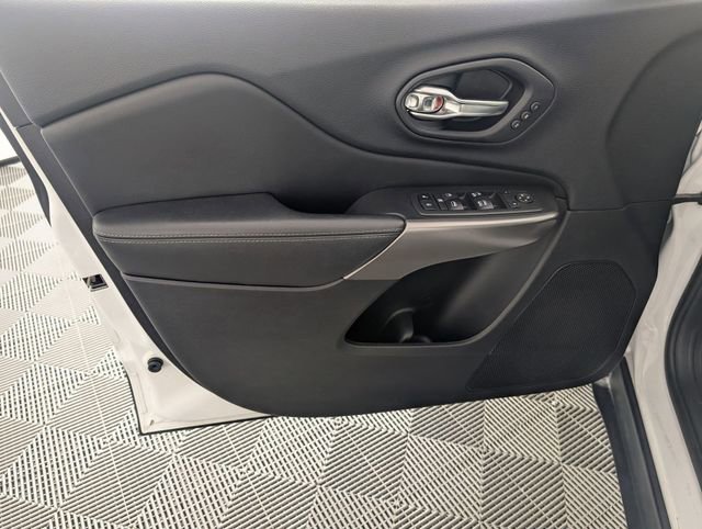 Used 2019 Jeep Cherokee Limited image 10