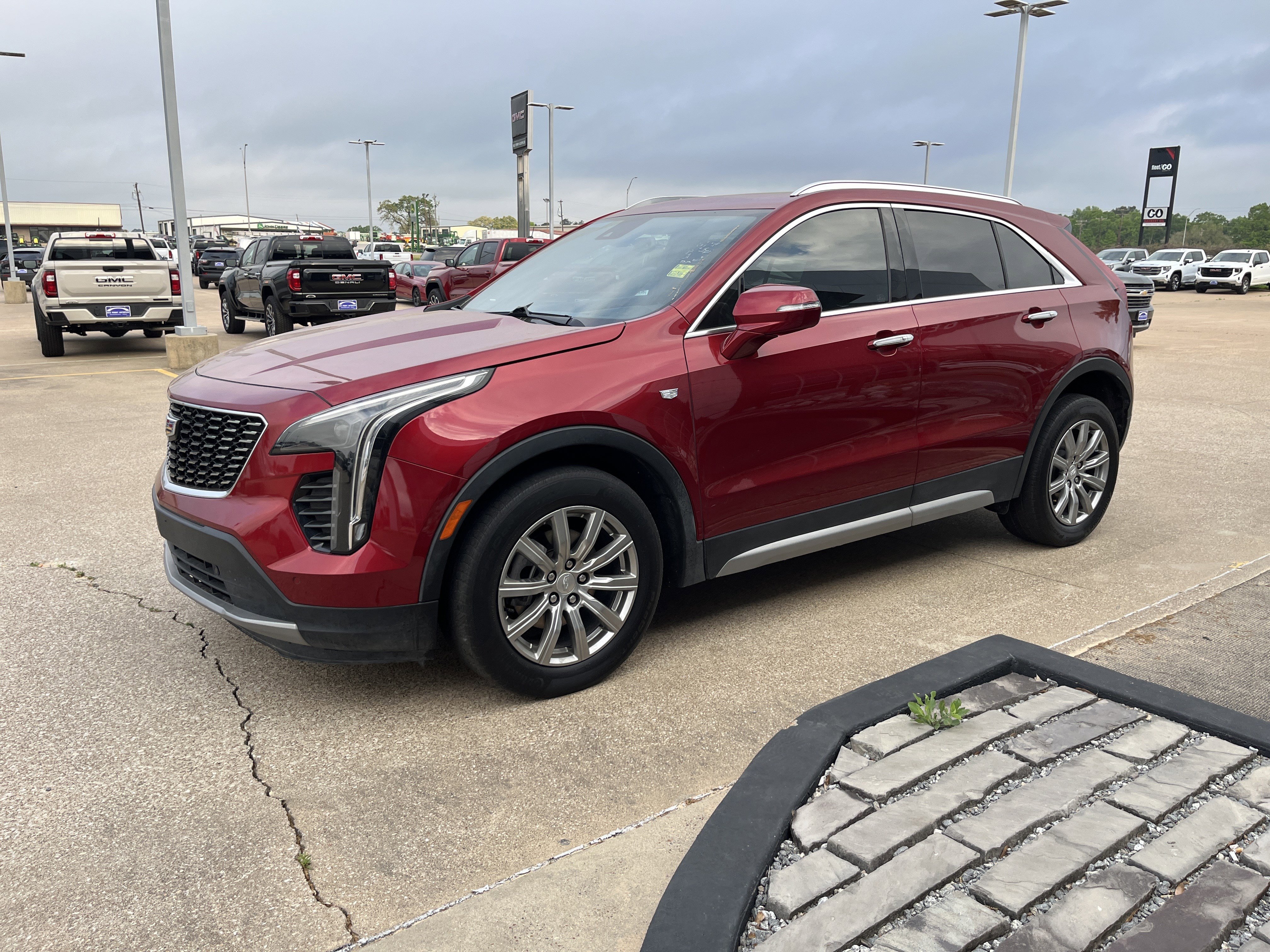 Used 2021 Cadillac XT4 Premium Luxury FWD image 1