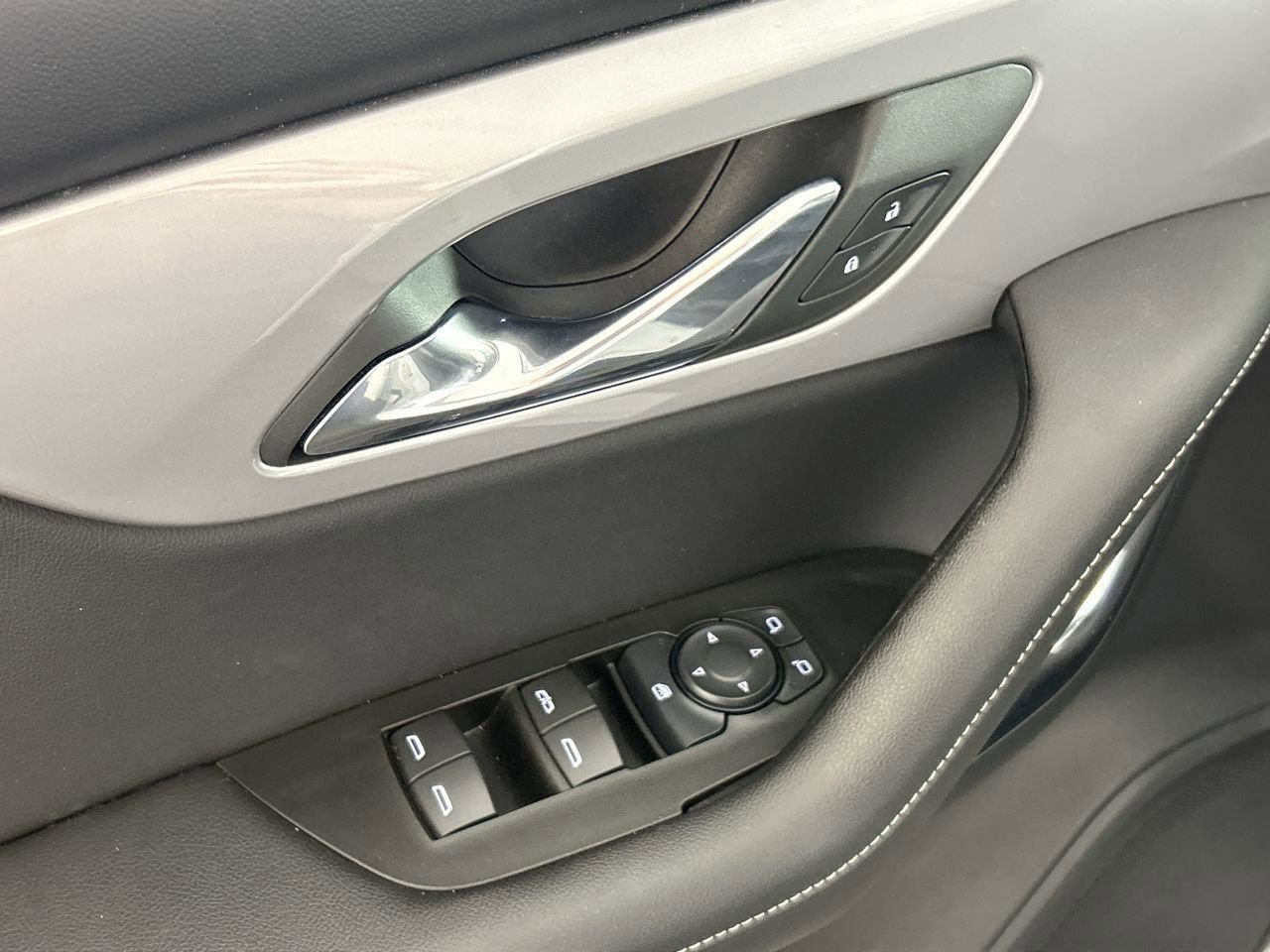 Used 2025 Chevrolet Blazer LT FWD image 18