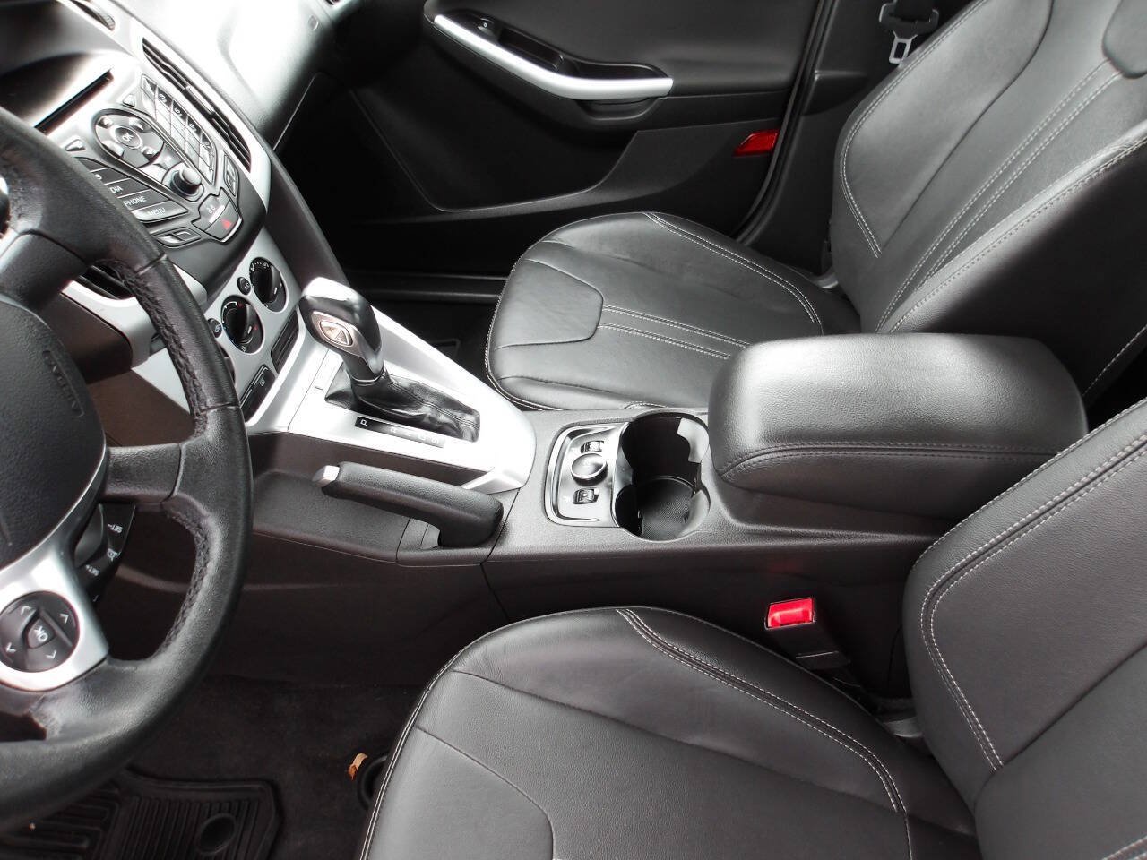 Used 2014 Ford Focus SE w/ Equipment Group 201A FWD image 19