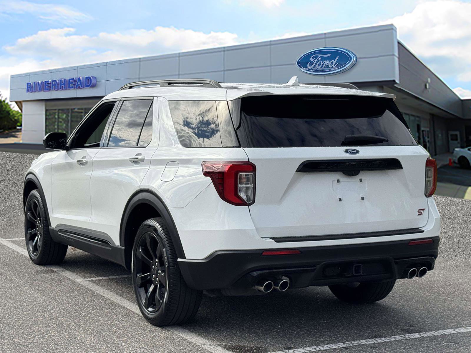 Certified 2022 Ford Explorer ST w/ ST Street Pack image 4