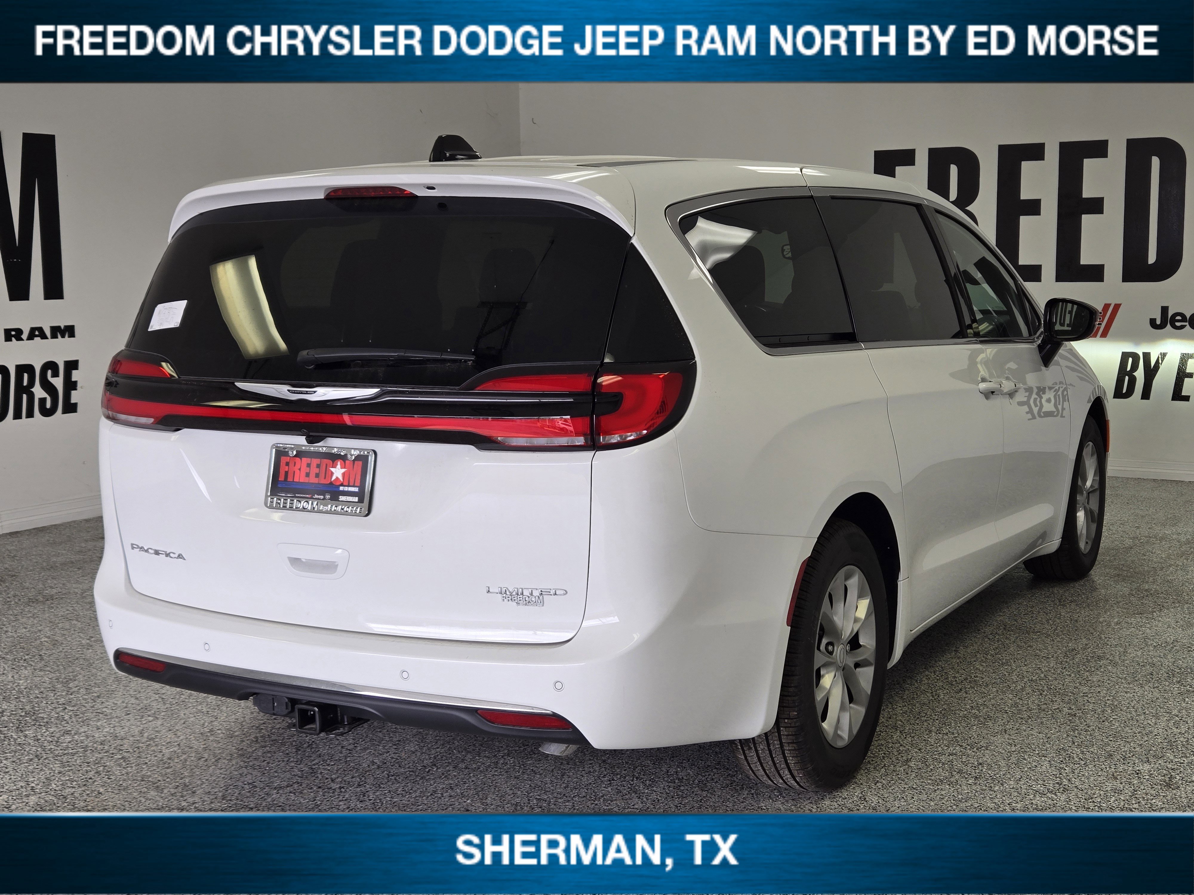 New 2026 Chrysler Pacifica Limited image 3