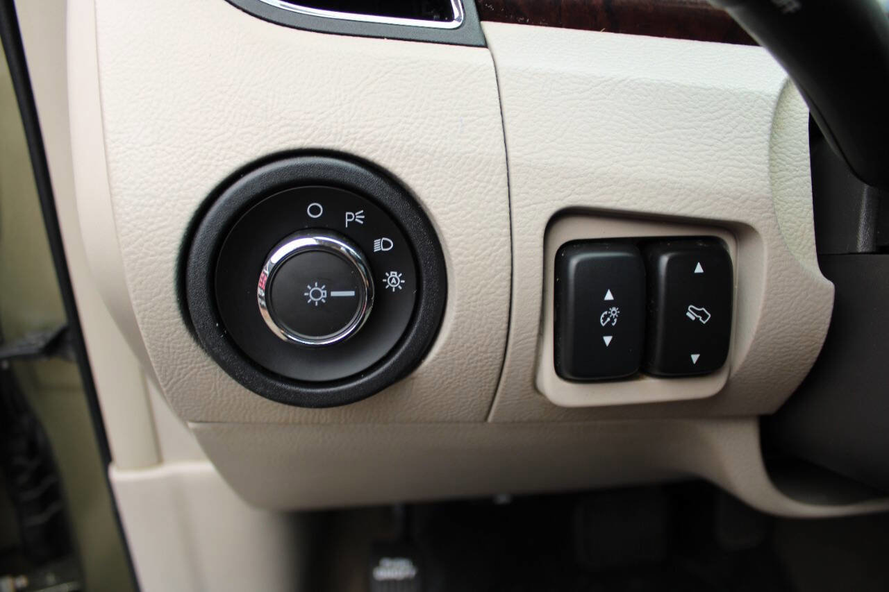 Used 2012 Ford Taurus SEL FWD image 19