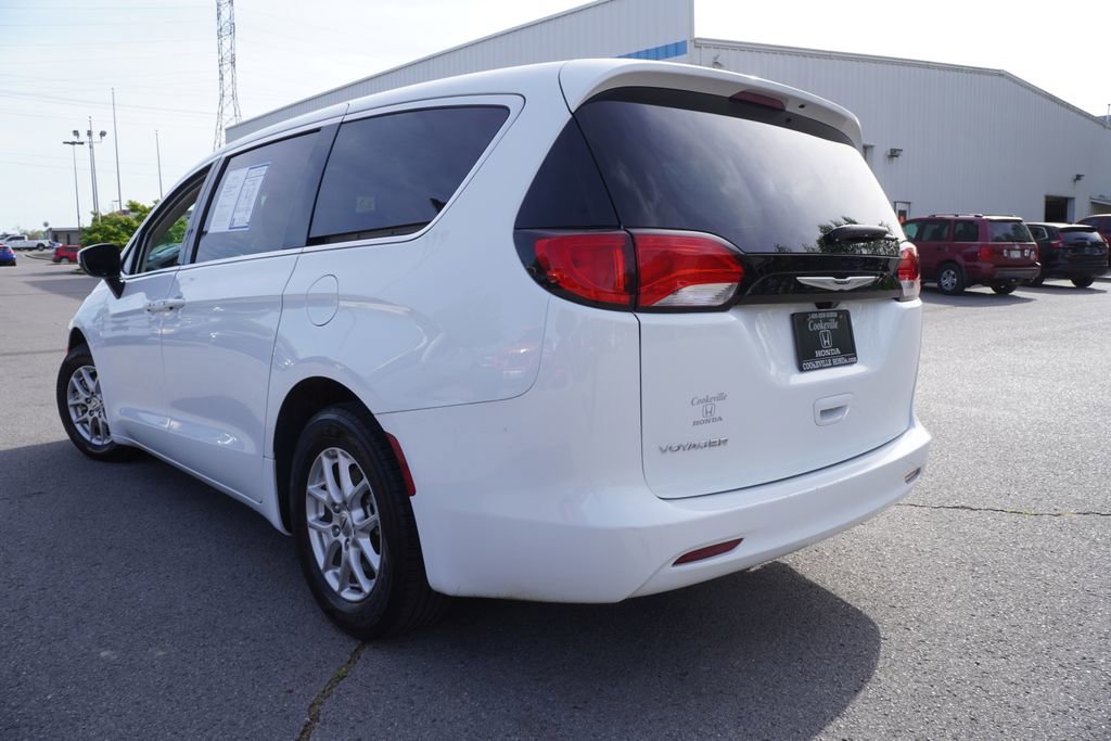 Used 2023 Chrysler Voyager LX image 8