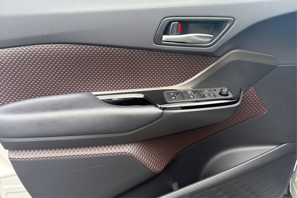 Used 2019 Toyota C-HR Limited FWD image 19