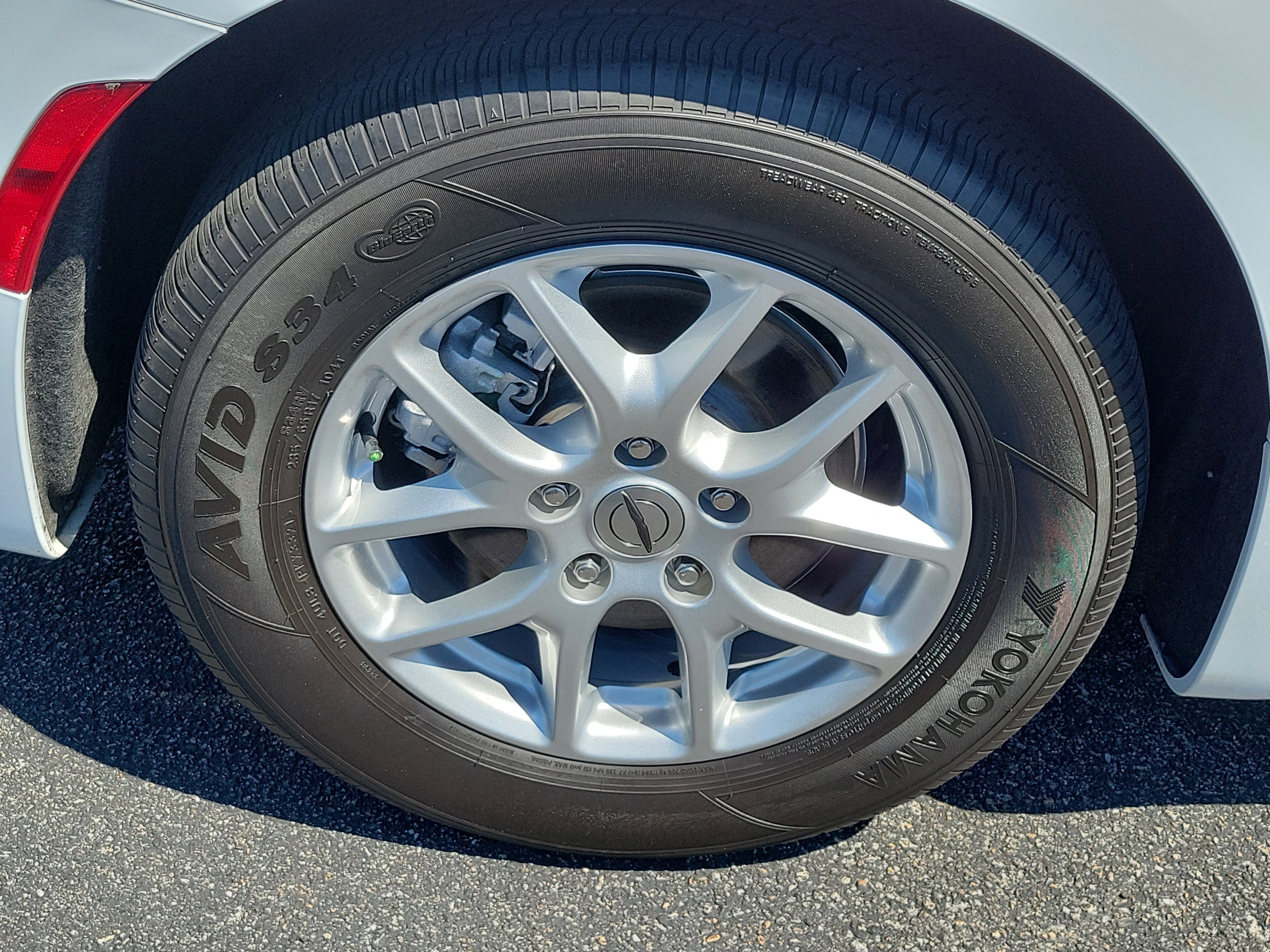 Used 2022 Chrysler Pacifica Touring-L w/ Uconnect Theater Family Group image 10